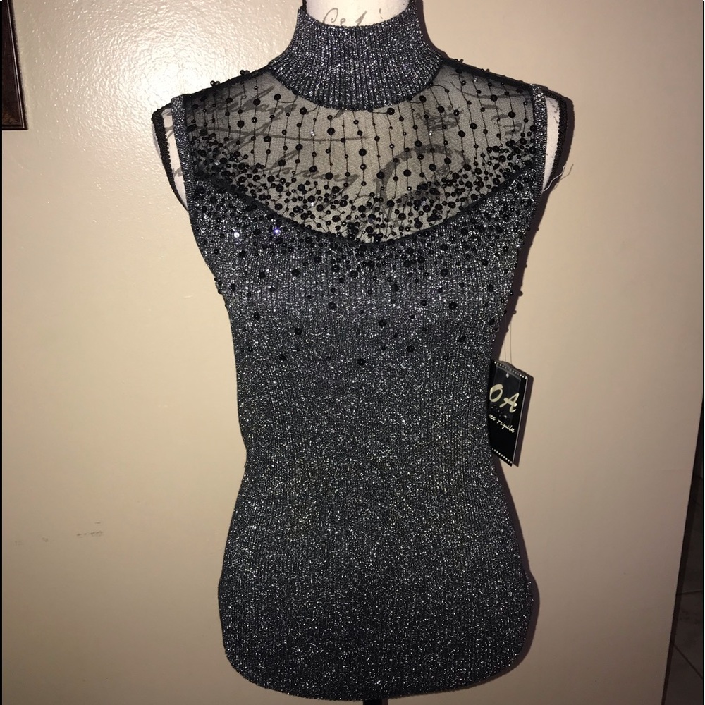 Beautiful sleeveless blouse.
